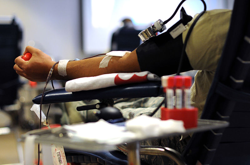 800px-NJ_ANG_Airmen_donate_blood,_give_back_to_the_community_150829-Z-IM486-015